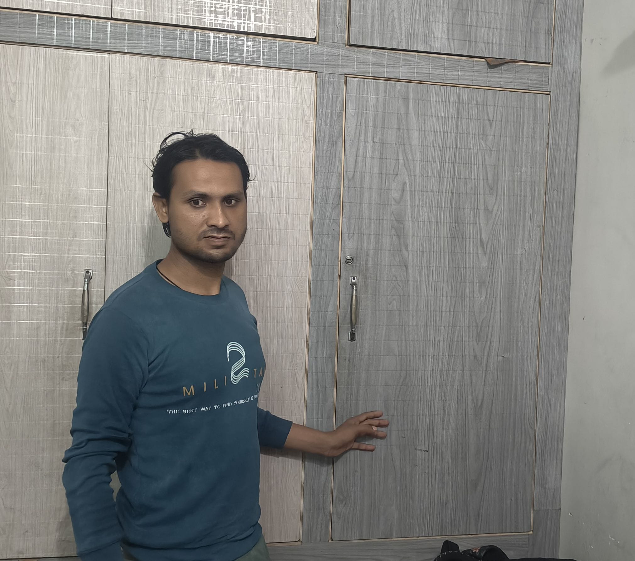 बिसौली में लकड़ी-बांस व्यापारी बताता हुआ कि इसी अलमारी से गायब हुई रकम। संवाद