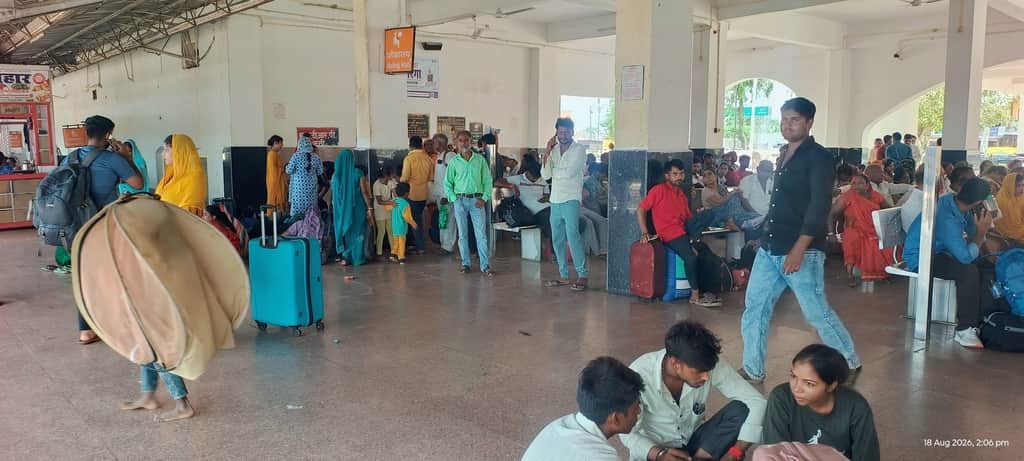 Trains are getting delayed on the Gonda-Gorakhpur railway line.