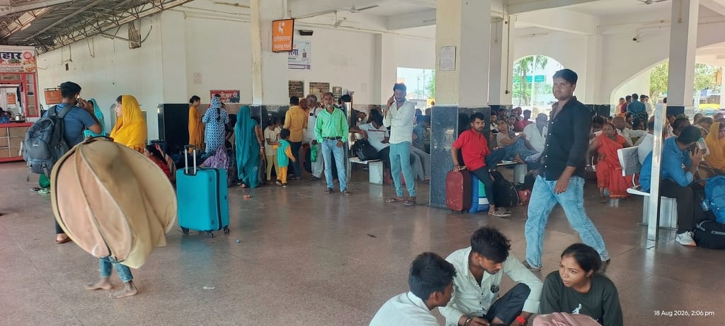 बस्ती रेलवे स्टेशन पर ट्रेन का इंतजार करते यात्री संवाद