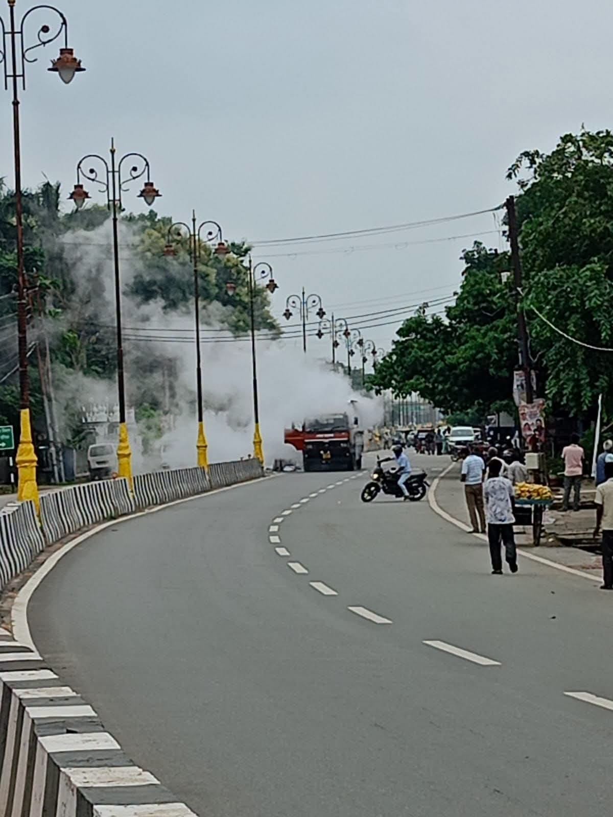 बड़ेवन कटरा मार्ग पर चलती ट्रकसे लीक हो रहा सीएनजी   स्रोत सोशल मीडिया