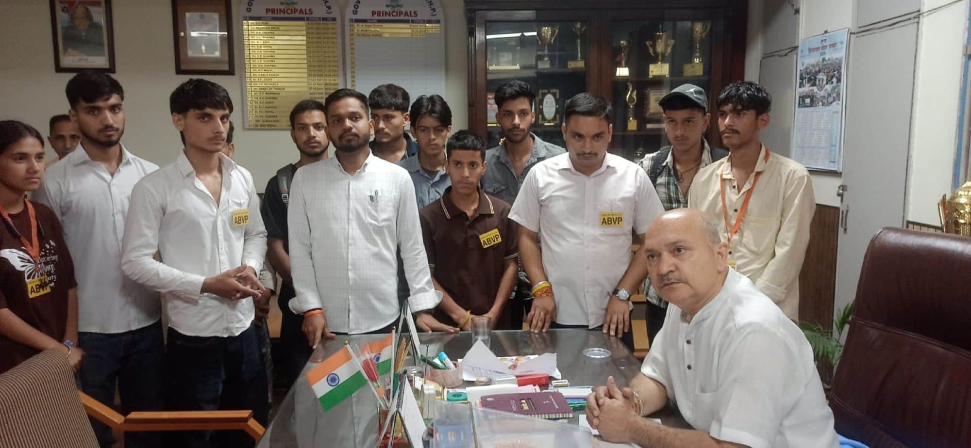 चंबा कॉलेज में हुई घटना को लेकर प्राचार्य को ज्ञापन सौंपने के बाद बात करते एबीवीपी केकार्यकर्ता