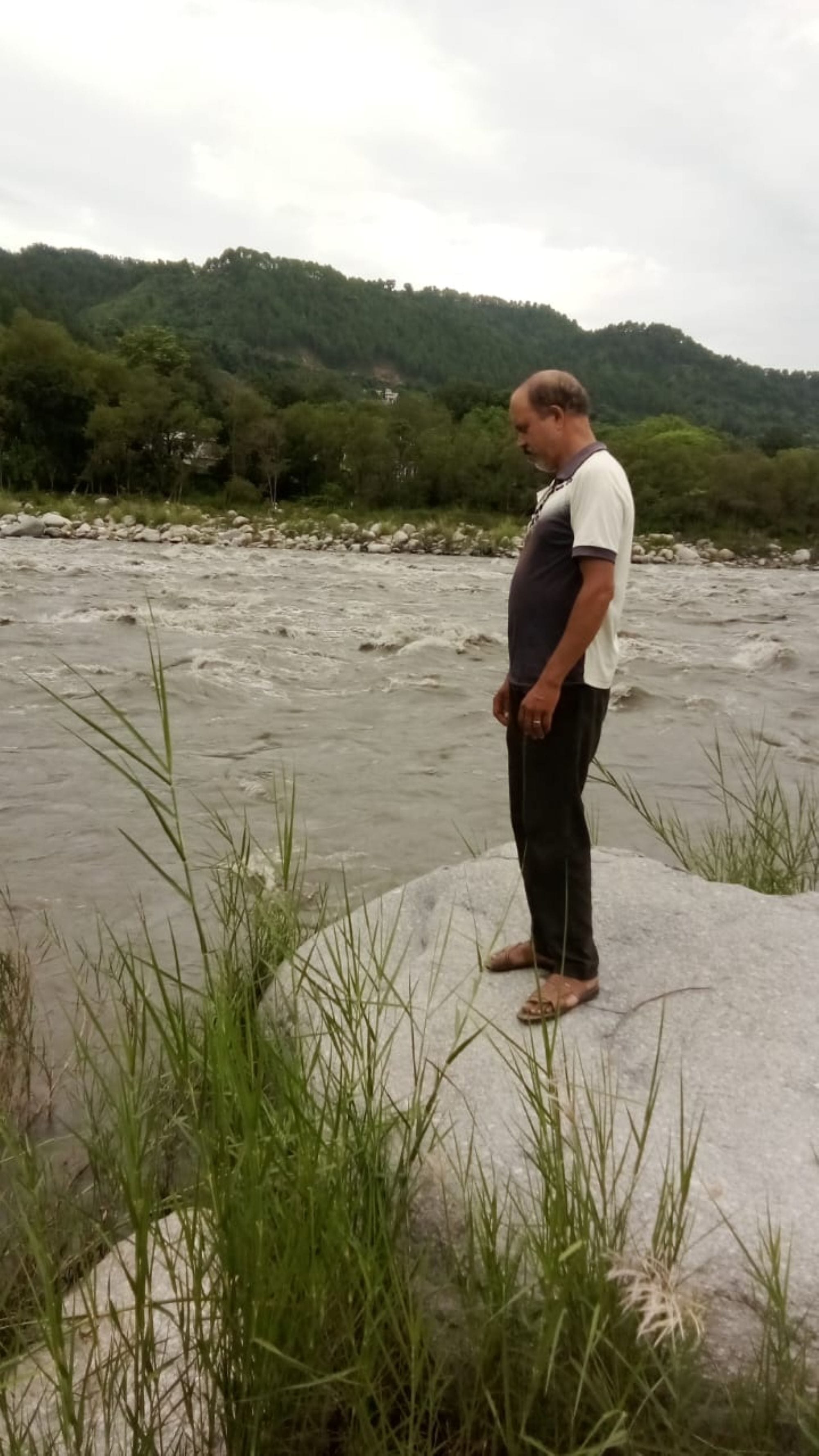 चंबा में भद्रम के पास रावी नदी किनारे पोते की तलाश करता दादा जयपाल।संवाद