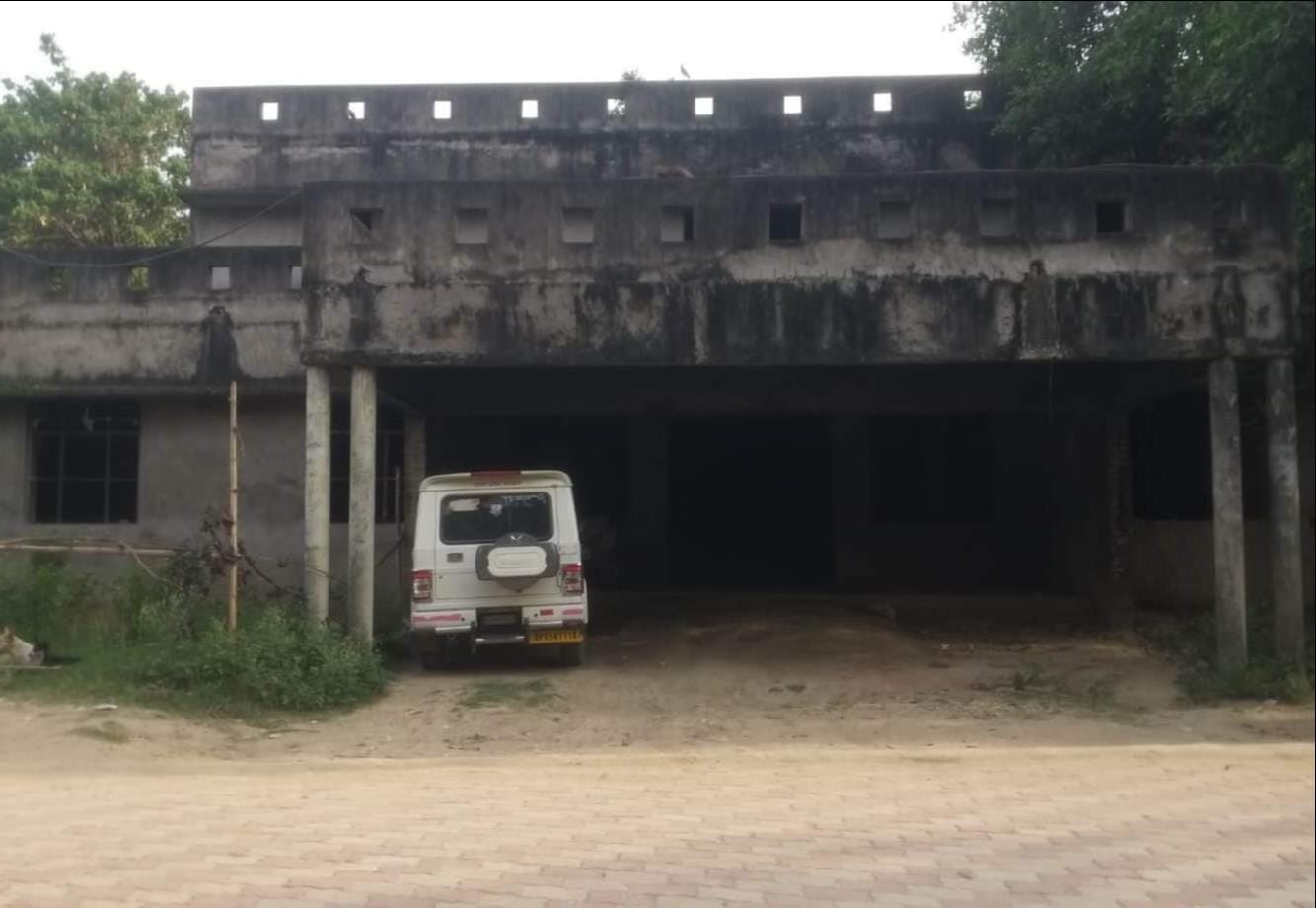 चहनियां में अधूरा पड़ा सामुदायिक स्वास्थ्य केंद्र। संवाद
