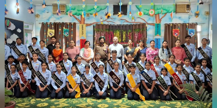 चूने गए छात्र स्कूल स्टाफ के साथ। विज्ञप्ति