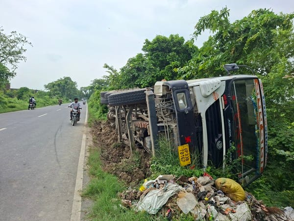 चिरैयाकोट थाना  के ग्राम सभा भीखमपुर में आजमगढ़- गाजीपुर मार्ग पर पलटा सिमेंट लदा ट्रक।संवाद