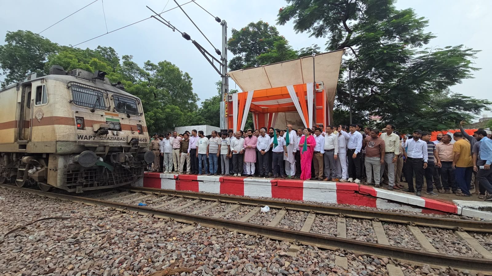 डिबाई रेलवे स्टेशन पर बरेली-इंदौर एक्सप्रेस ट्रेन को हरी झंडी दिखाती जिला पंचायत अध्यक्ष व रेलव