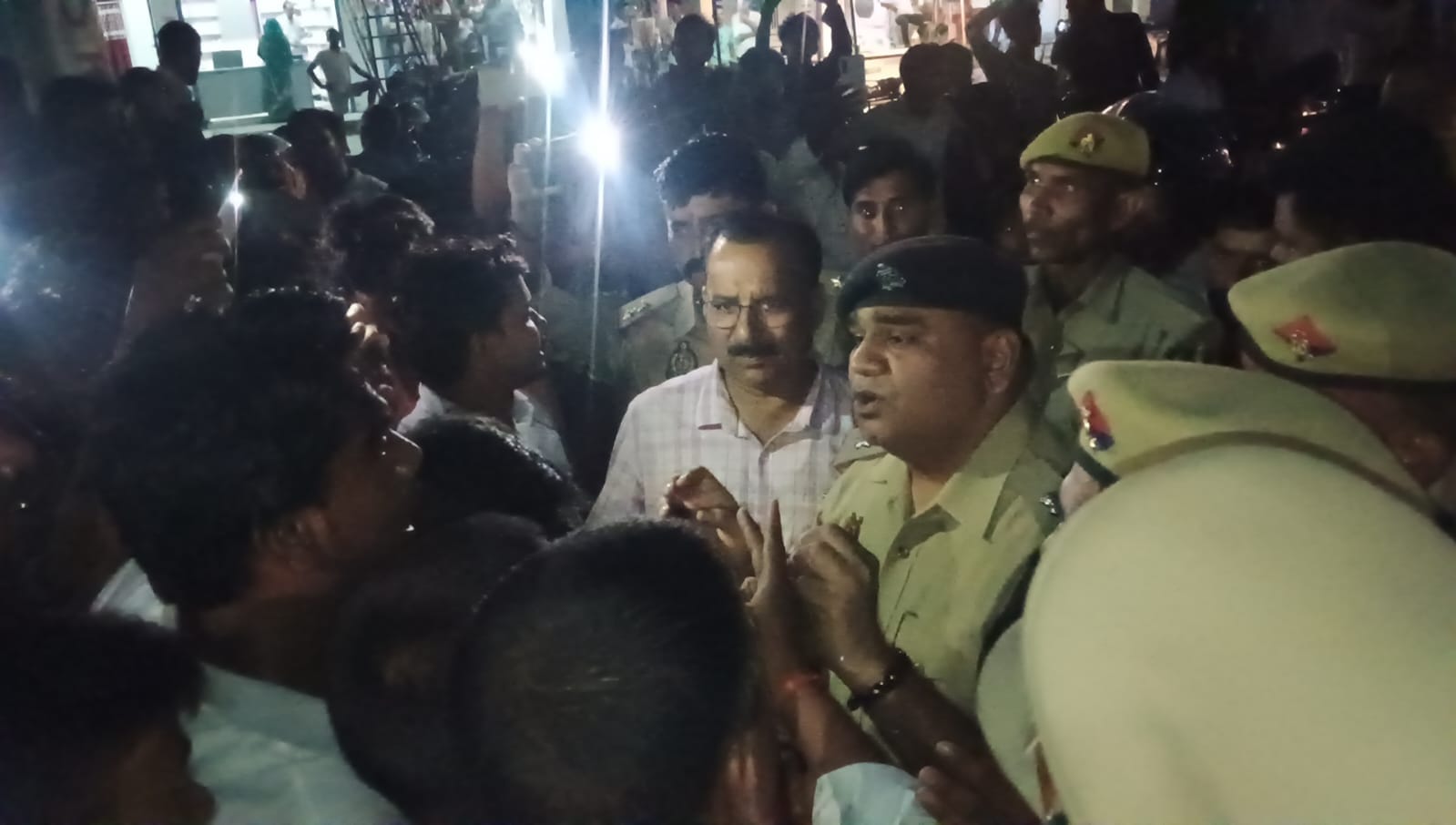 डीघा में हादसे के बाद लोगों को समझाते एसडीएम व एएसपी। संवाद