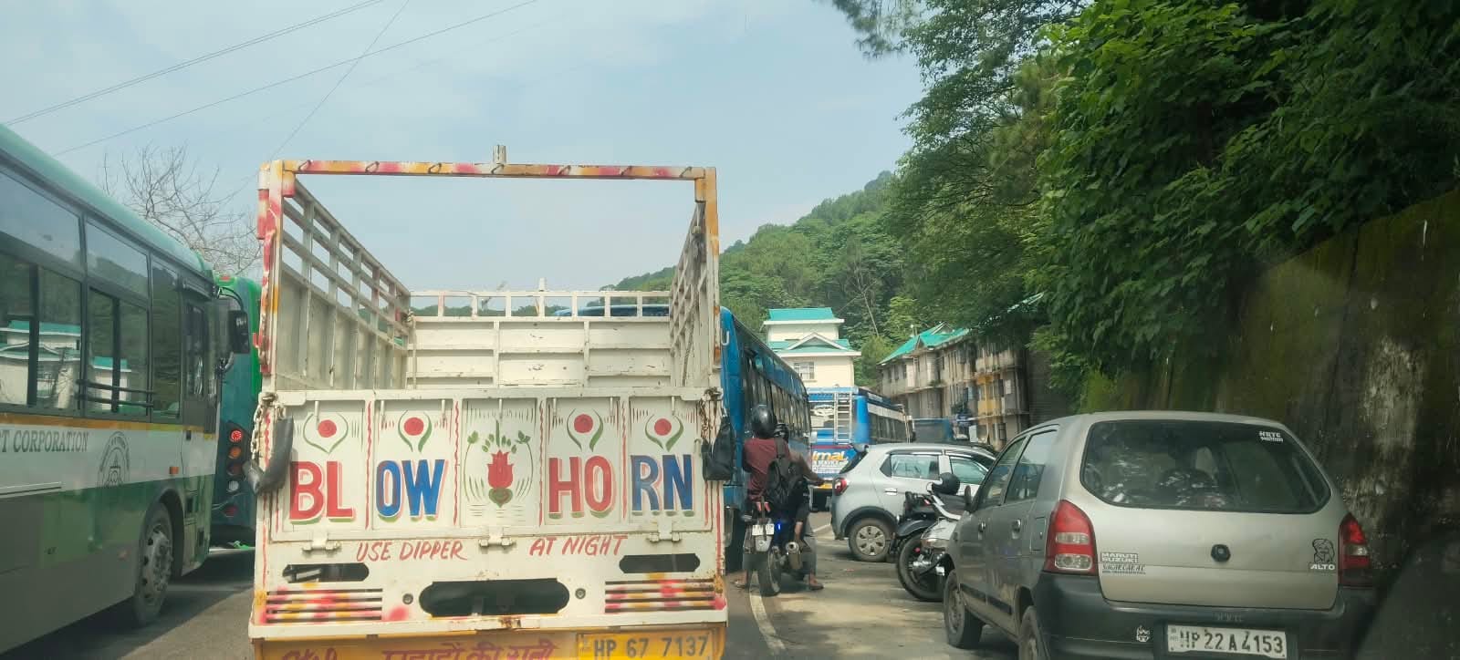 एचआरटीसी डिपो की वर्कशॉप के पास लगा जाम। संवाद
