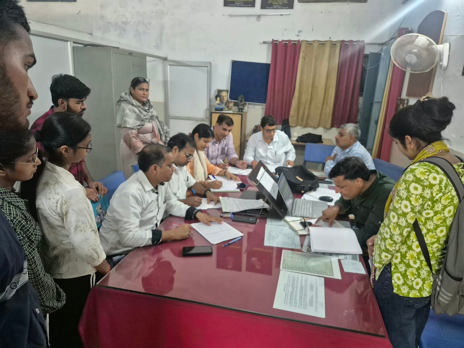 एसएसवी कालेज में प्रवेश के लिए पहुंचे लोग। संवाद