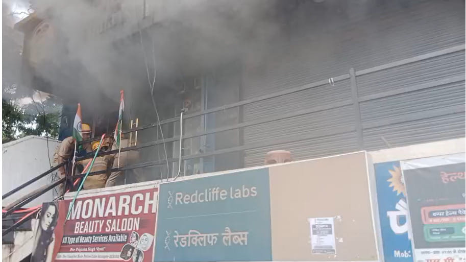 एसपी आवास के बगल दुकान में लगी आग को बुझाते फायर बिग्रेड के जवान। संवाद