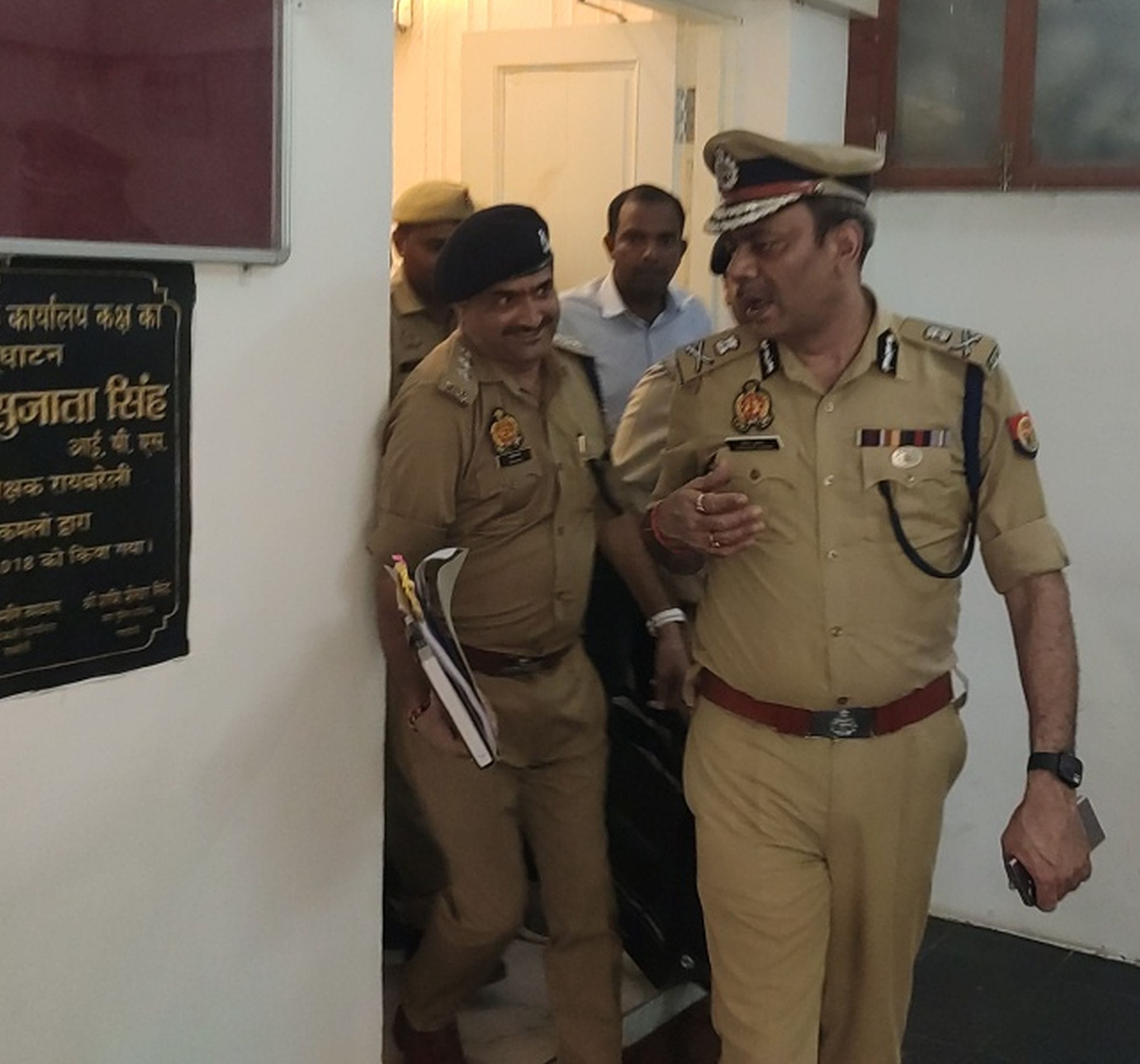  एसपी दफ़्तर में बैठक करने के बाद बाहर निकलते अपर पुलिस महानिदेशक प्रवीण कुमार। 