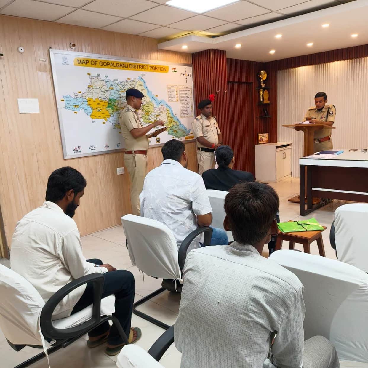 SP Vinay Tiwari in Gopalganj; four arrested, including the SHO, for holding innocent people hostage bihar news
