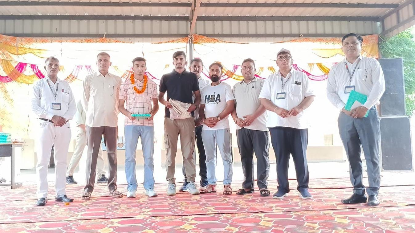 फोटो 12 नरवाना। विद्यार्थियों को सम्मानित करते हुए विद्यालय स्टाफ सदस्य। स्रोत संस्थान।