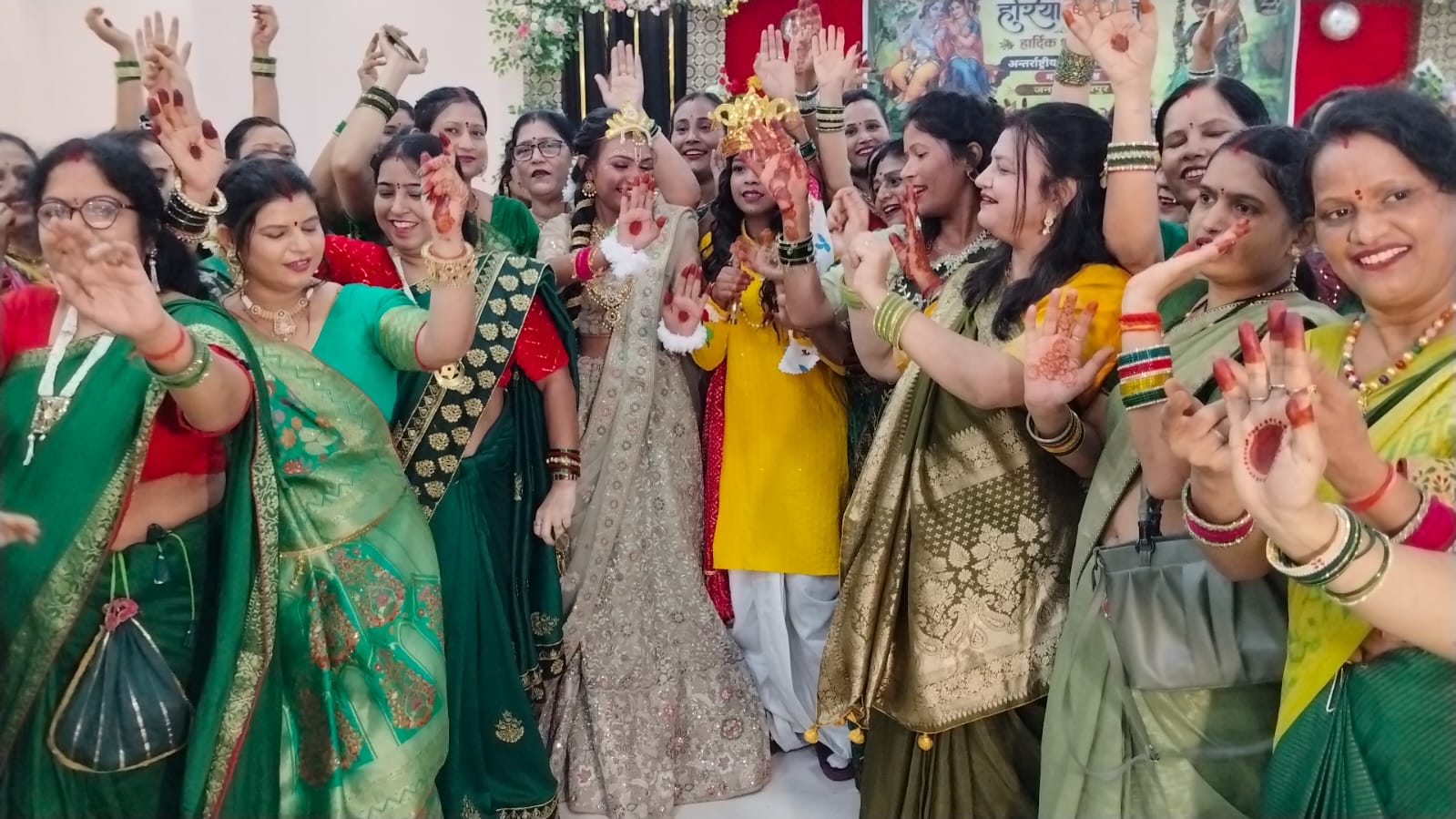 फोटो 18 एचएएमपी 24- राठ में हरियाली तीज महोत्सव में डांस करती महिलाएं। संवाद