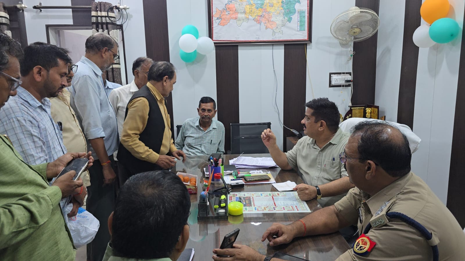 फोटो 19 एचएएमपी 27- एसडीएम को खराब लड्डू दिखाते अधिवक्ता। संवाद