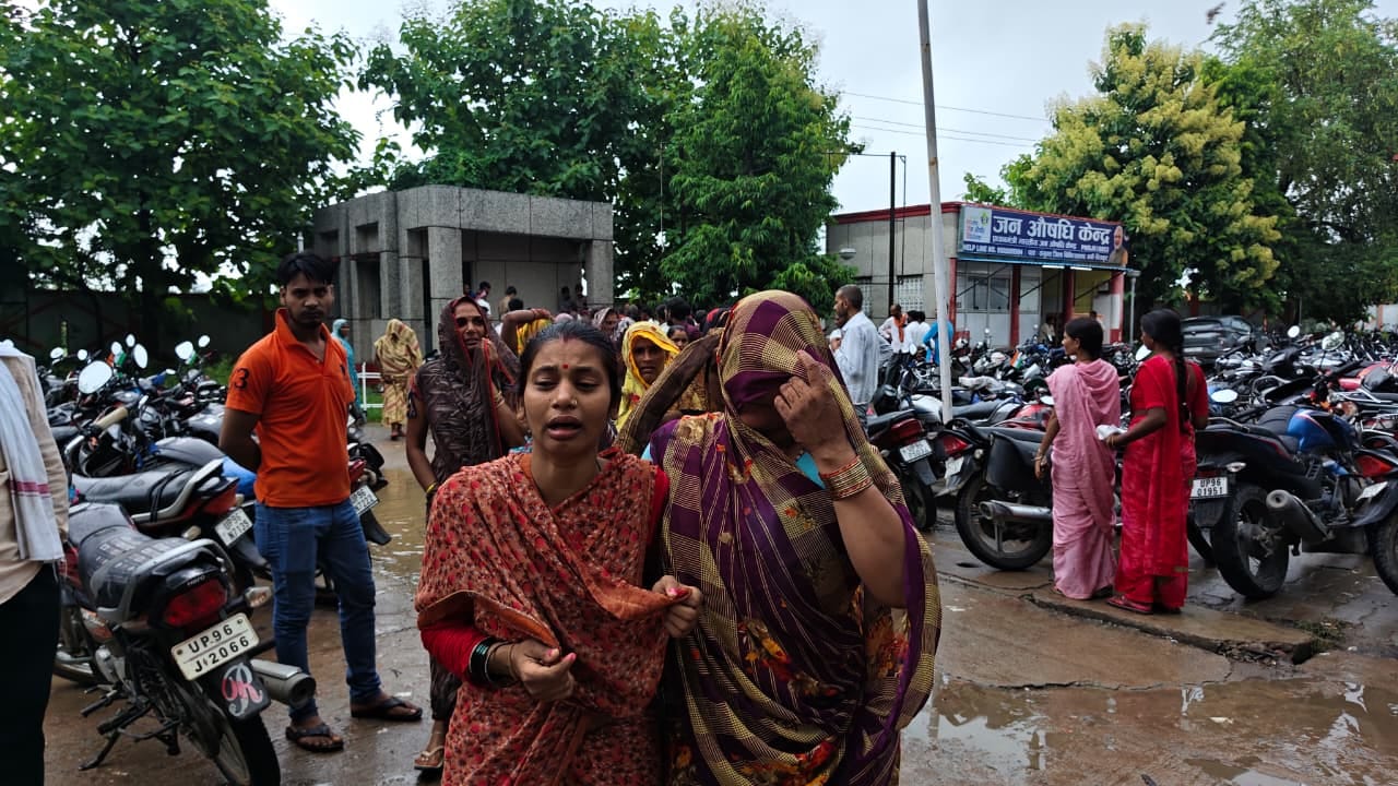 फोटो 19 सीकेटीपी 18 हादसे के बाद जिला अस्पताल परिसर में विलाप करती बहन व अन्य। संवाद