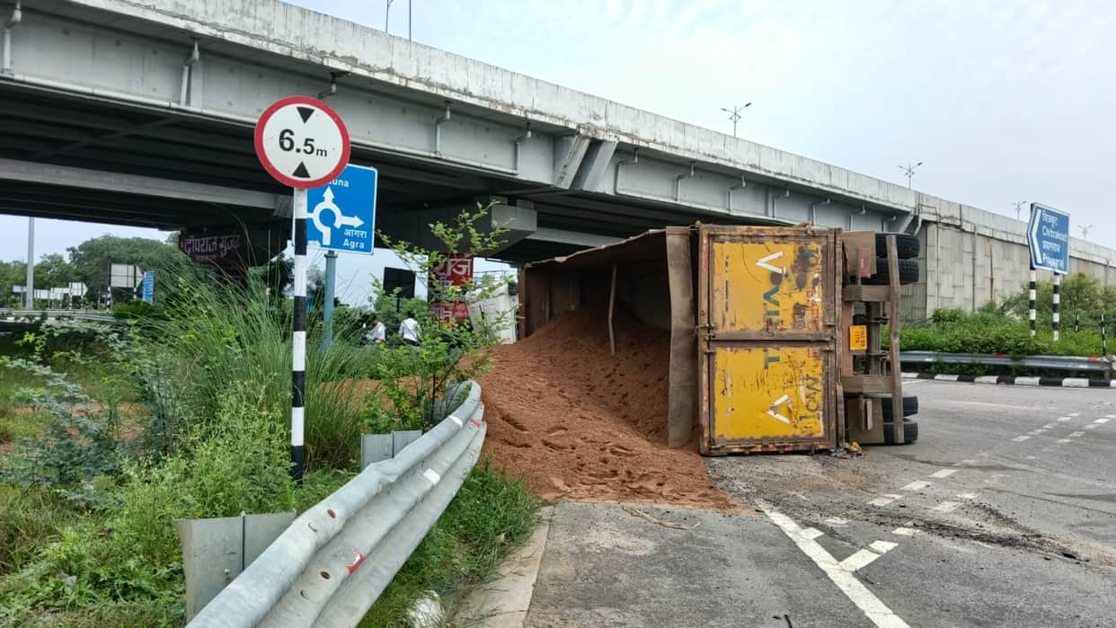 Dumper overturns near expressway; driver and helper injured.