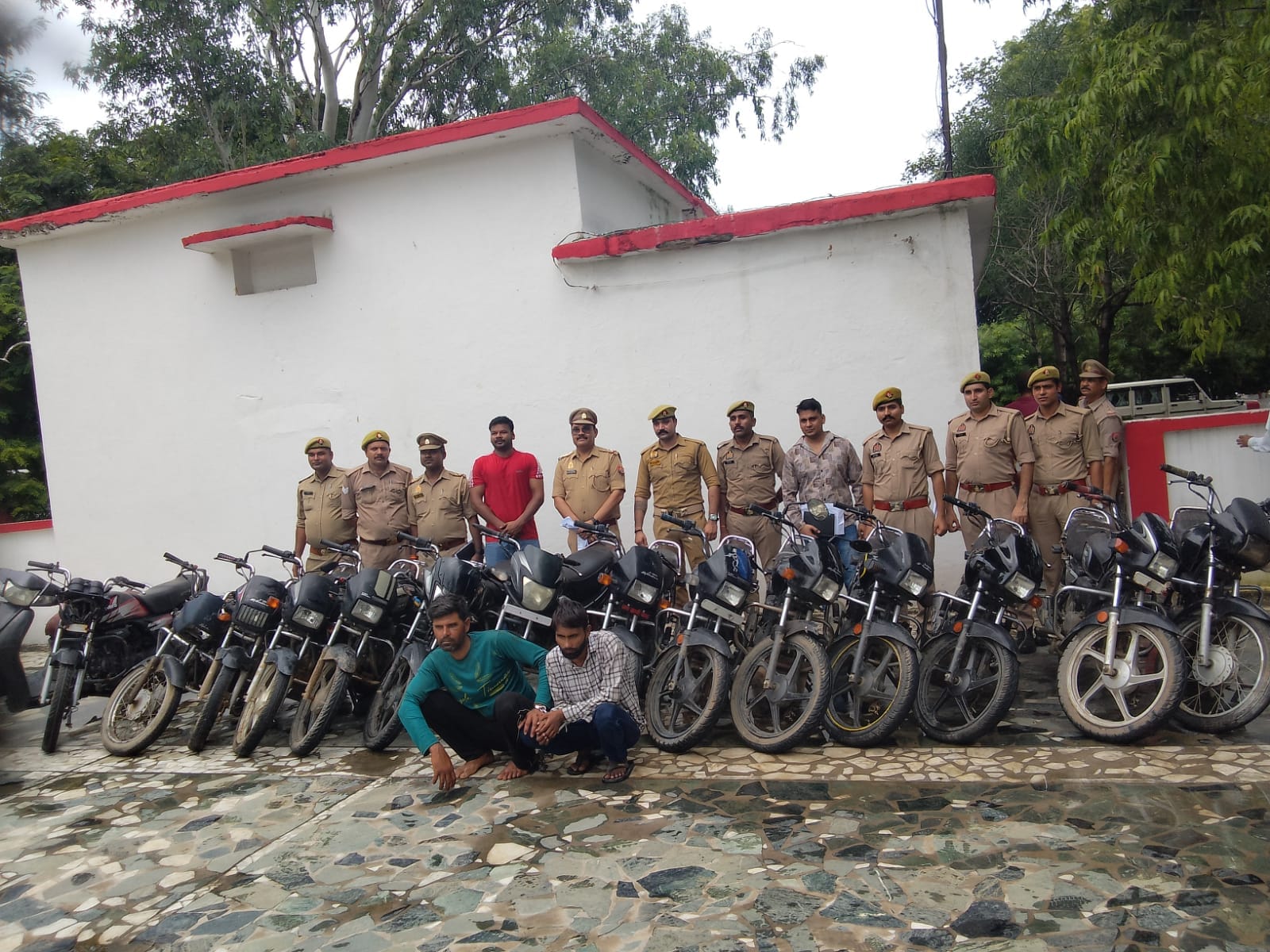 फोटो - 27 पुलिस गिरफ्त में आरोपी व खड़ी बाइकें। संवाद