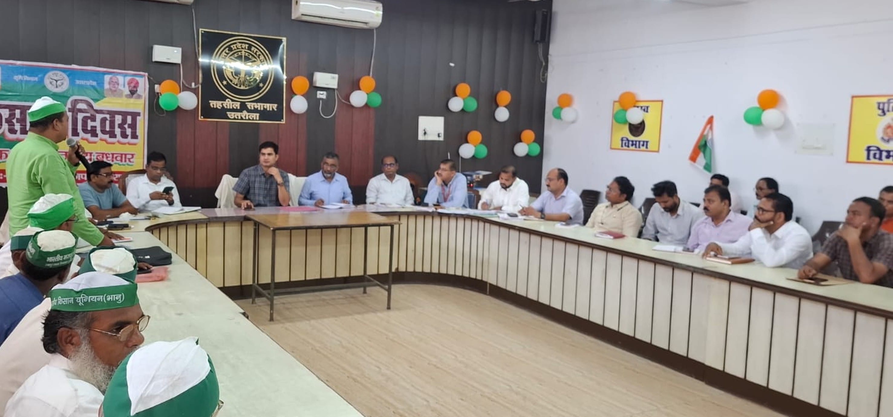फोटो-38-बलरामपुर के उतरौला तहसील में आयोजित किसान दिवस में मौजूद किसान ।-स्रोत: विभाग