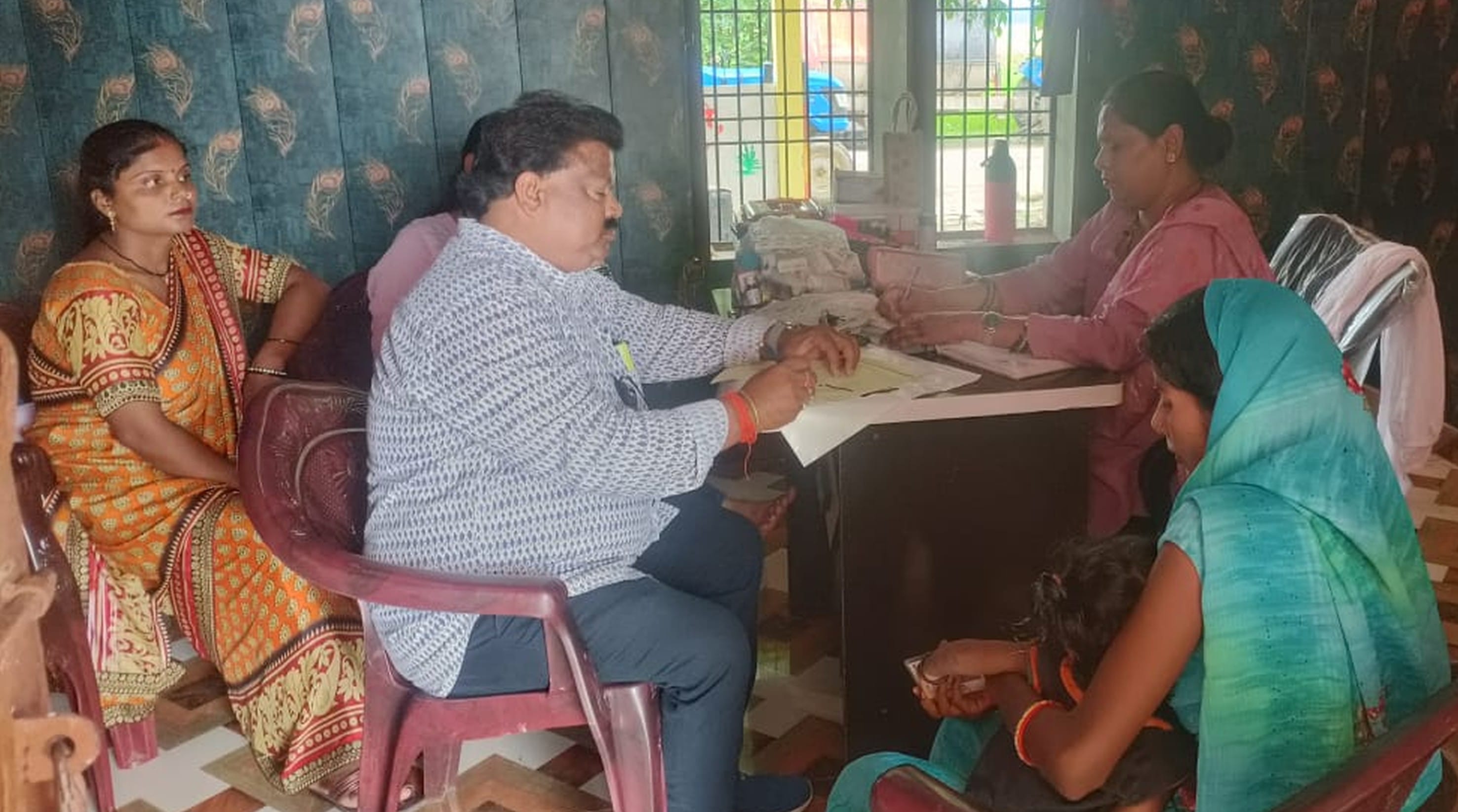 फोटो-39-बलरामपुर के खखरेभारी गांव में टीकाकरण शिविर में मौजूद लोग ।-स्रोत: विभाग