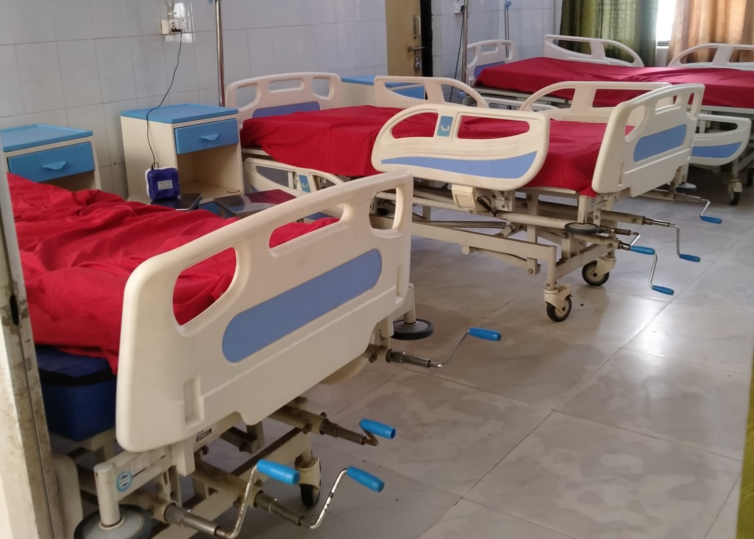 फोटो-8-बलरामपुर के संयुक्त जिला चिकित्सालय के इमरजेंसी वार्ड में लगा बेड ।-संवाद