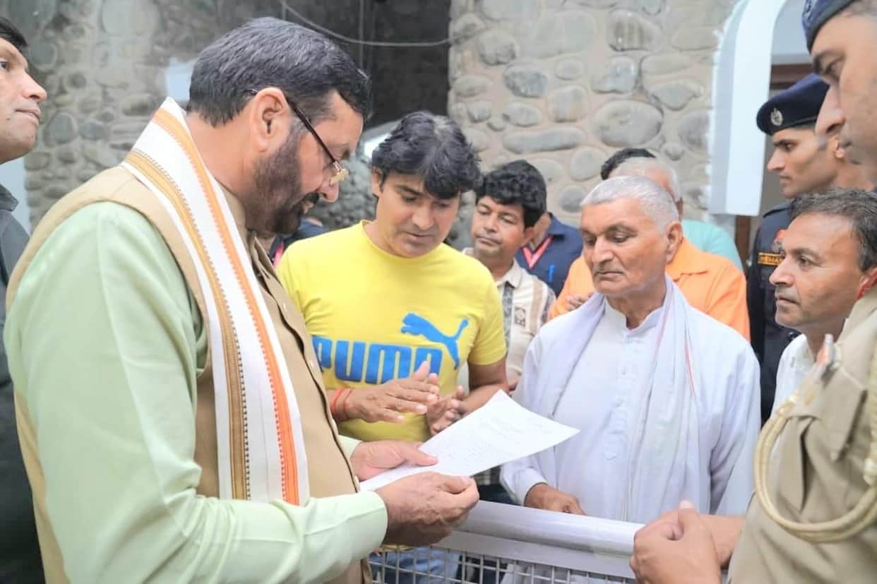 Farmers demanded a 33-foot-wide access road to their agricultural land from the Chief Minister.
