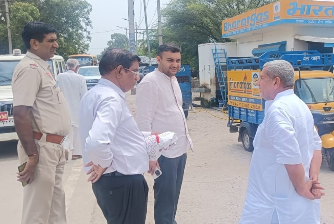 -फोटो 88 : शहर में परशुराम मार्ग का दौरा करते एसडीएम अभिनव सिवाच व नगर परिषद के अधिकारी। स्रोत 