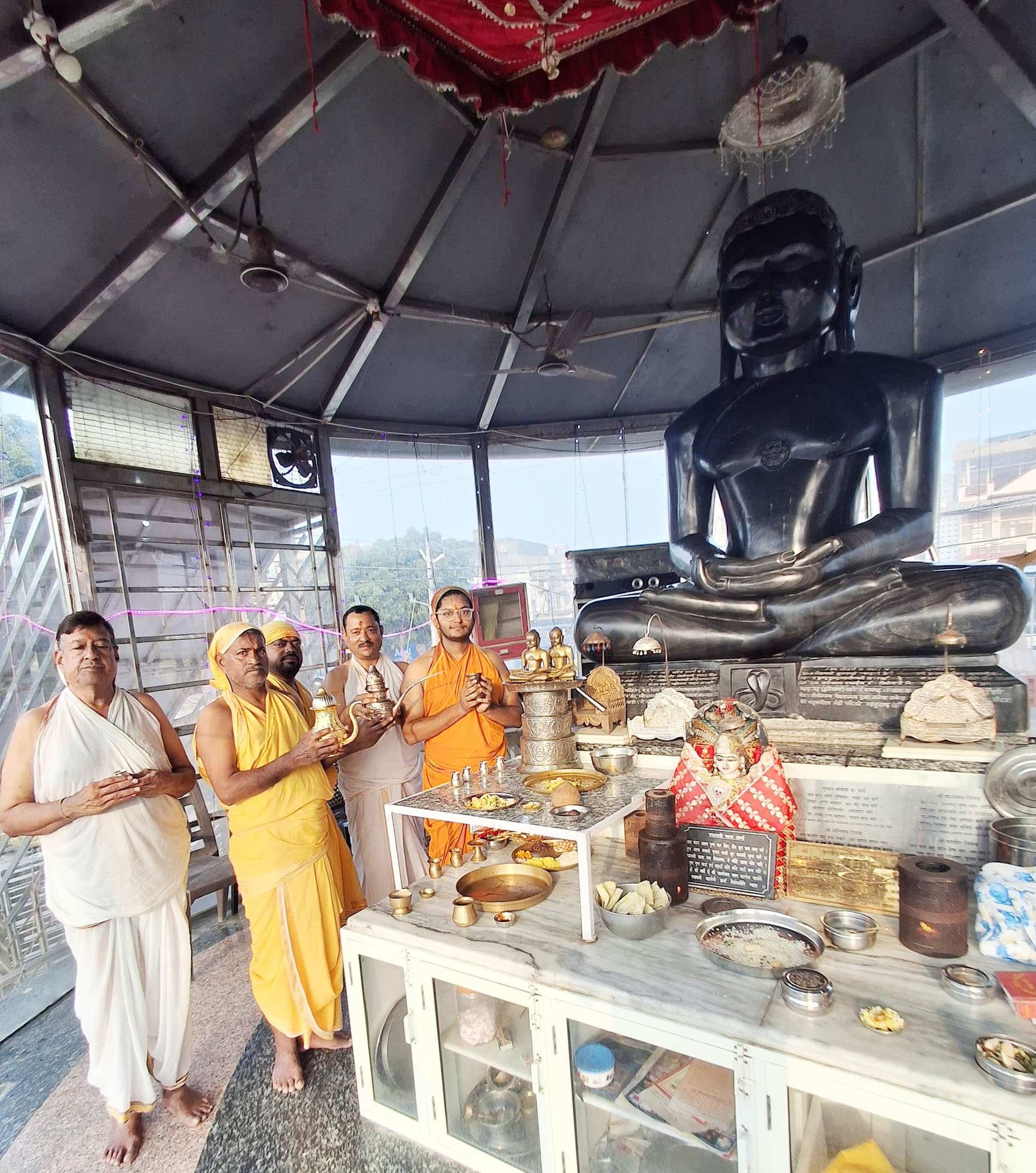 -फोटो 89 : अनाज मंडी स्थित पांडुशिला पर भगवान पार्श्वनाथ की पूजा अर्चना करते हुए श्रद्धालु। स्र