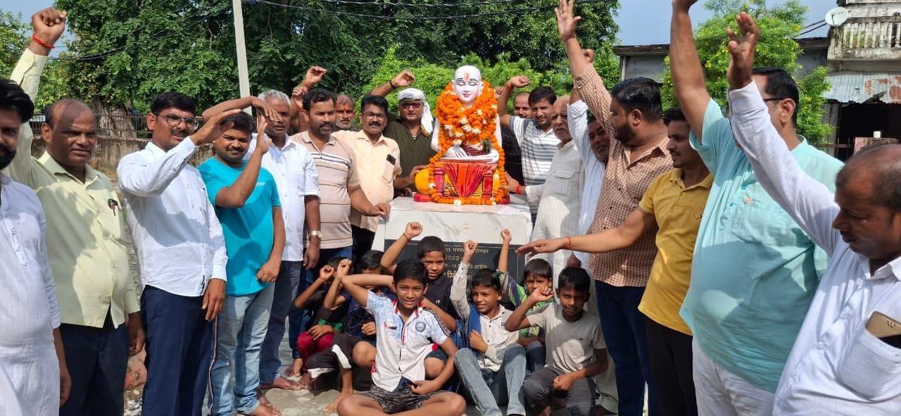 गोंडा के परसपुर में तुलसीदास जयंती पर जयकारे लगाते चेयरमैन व अन्य। 
