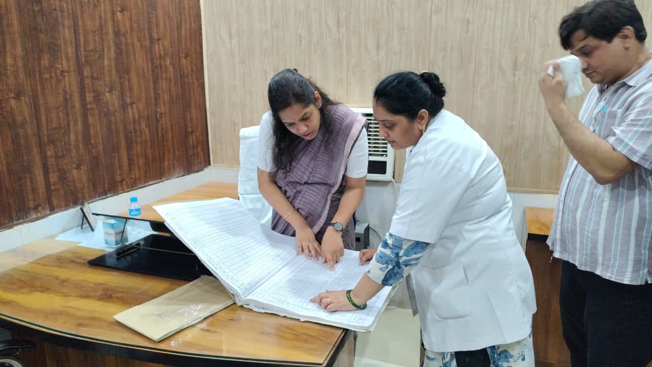 गिलौला सीएचसी का निरीक्षण करती डीएम।