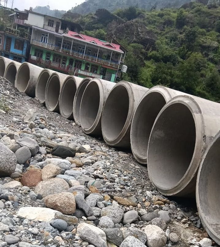 गानवी में वैकल्पिक यातायात व्यवस्था बनाने के लिए पहुंची आरसीसी पाइपें। संवाद