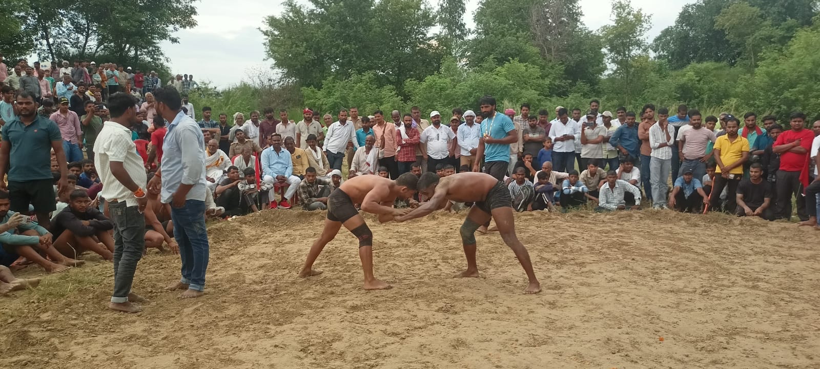 गौराबादशाहपुर के महरुपुर बनरहियाबाग में बुढ़वा मंगल के अवसर पर आयोजित कुश्ती प्रतियोगिता में दां