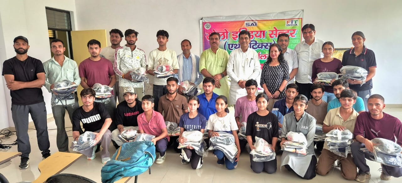 गढ़ में खेलो इंडिया खिलाड़ियों को खेल किट वितरित करते विधायक हरेंद्र तेवतिया व अन्य। स्रोत : खे