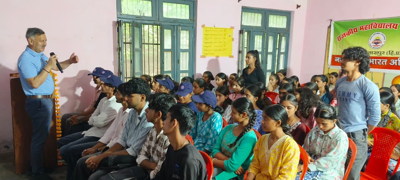 घंडालवीं कॉलेज में आयोजित कार्यक्रम में बच्चों से संवाद करते मंत्री राजेश धर्माणी। स्रोत: डीपीआ