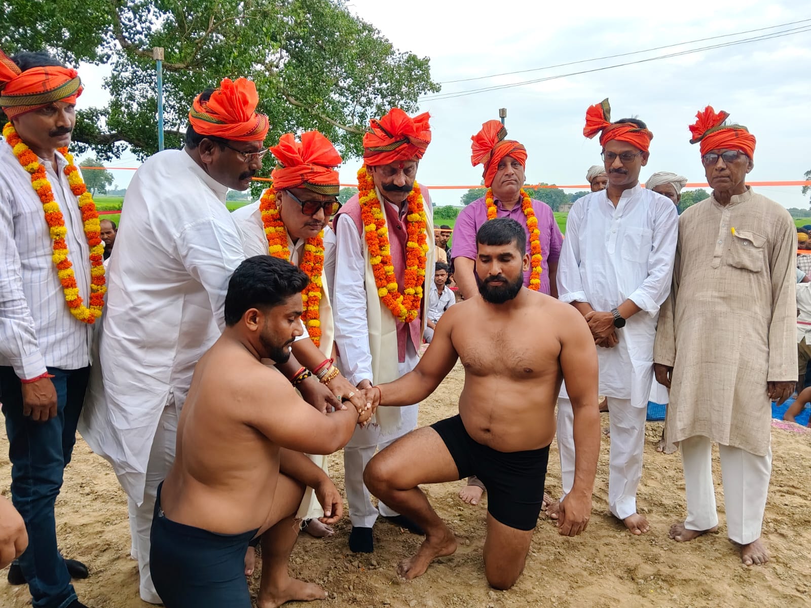 हनुमान मंदिर पर हुई कुश्ती का शुभारंभ जिला पंचायत अध्यक्ष गिरीश तिवारी और प्रमुख प्रतिनिधि अमित