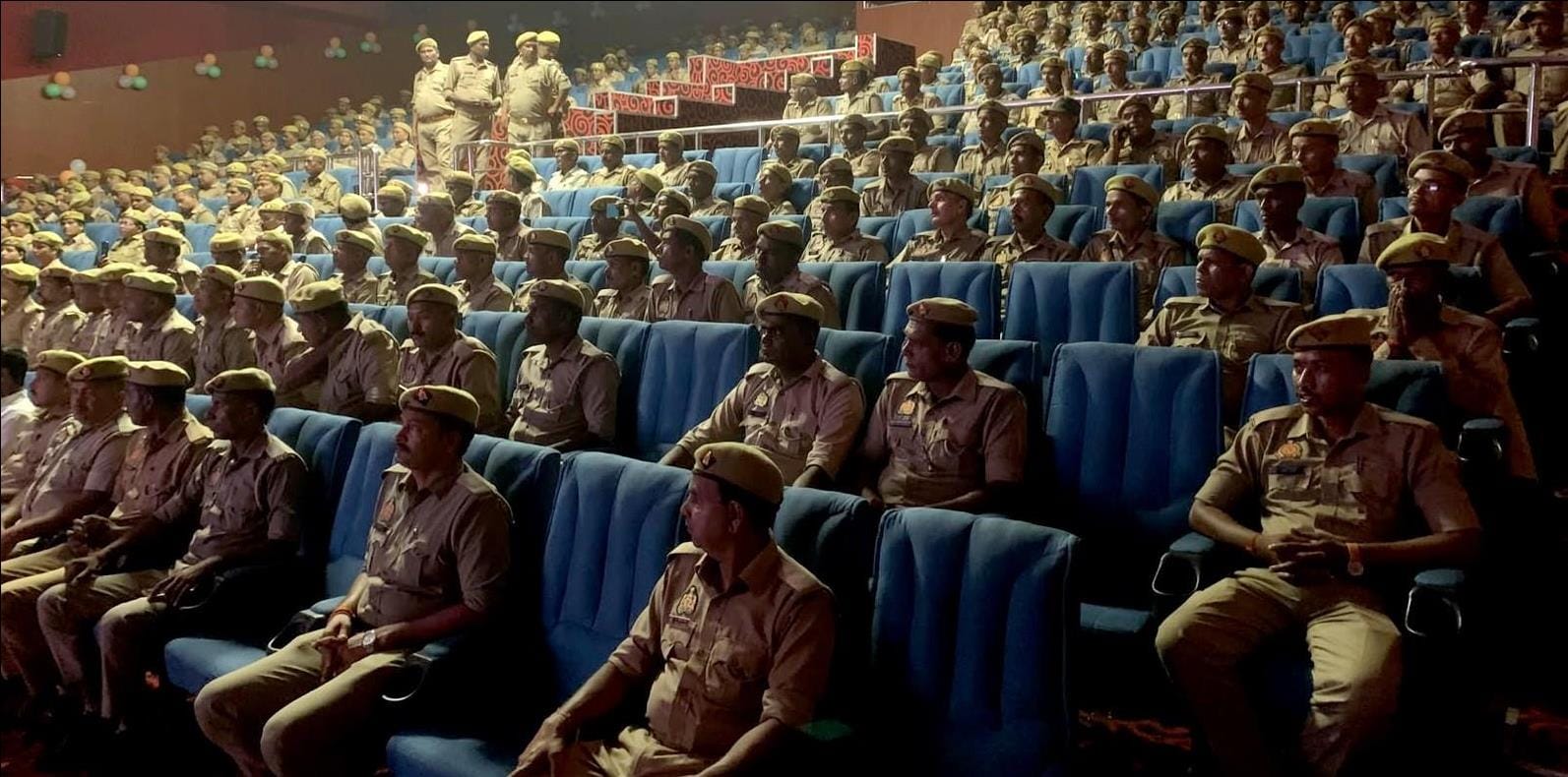 हरिऔध कला केंद्र में सीएम का सजीव प्रसारण देखते पीआरडी जावान। श्रोत-सूचना कार्यालय
