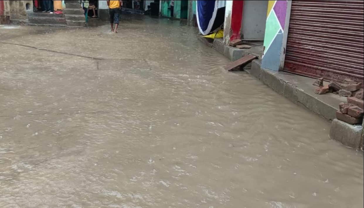 Rain continued from morning till night; a mud house collapsed, and the temperature dropped by two degrees.