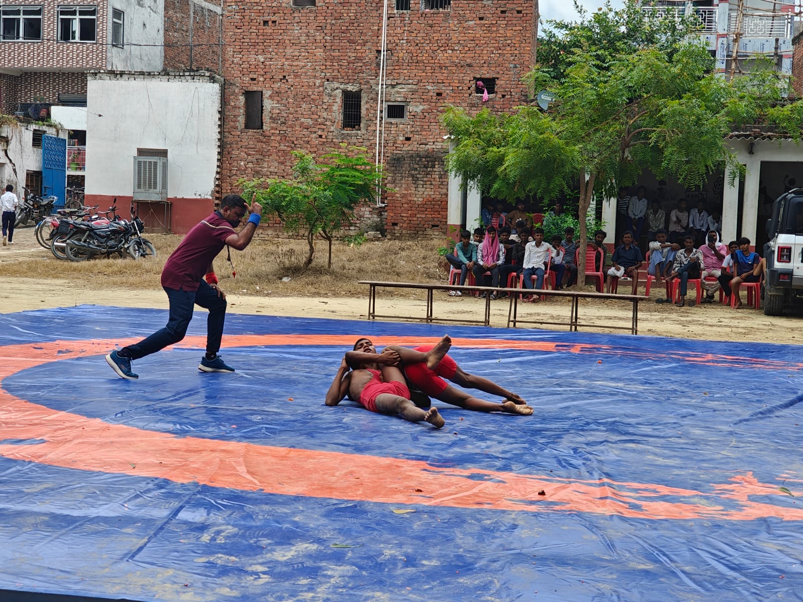 इंटर कालेज बोझी में आयोजित जिला स्तरीय माध्यमिक विद्यालय स्तरीय कुश्ती प्रतियोगिता में दांव आजम