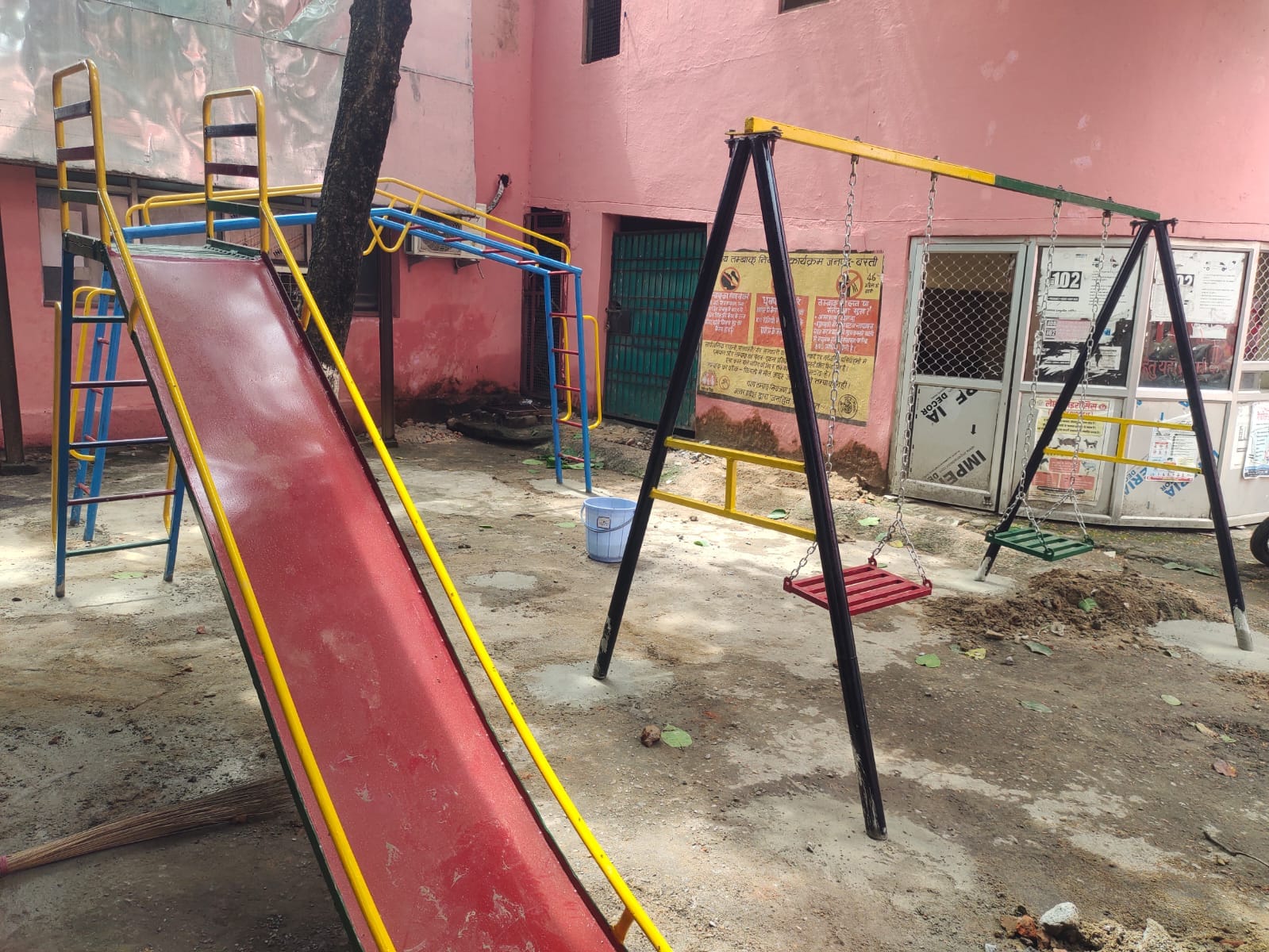 जिला महिला अस्पताल में चिल्ड्रेन पार्क में लगाए जा रहे झूले संवाद