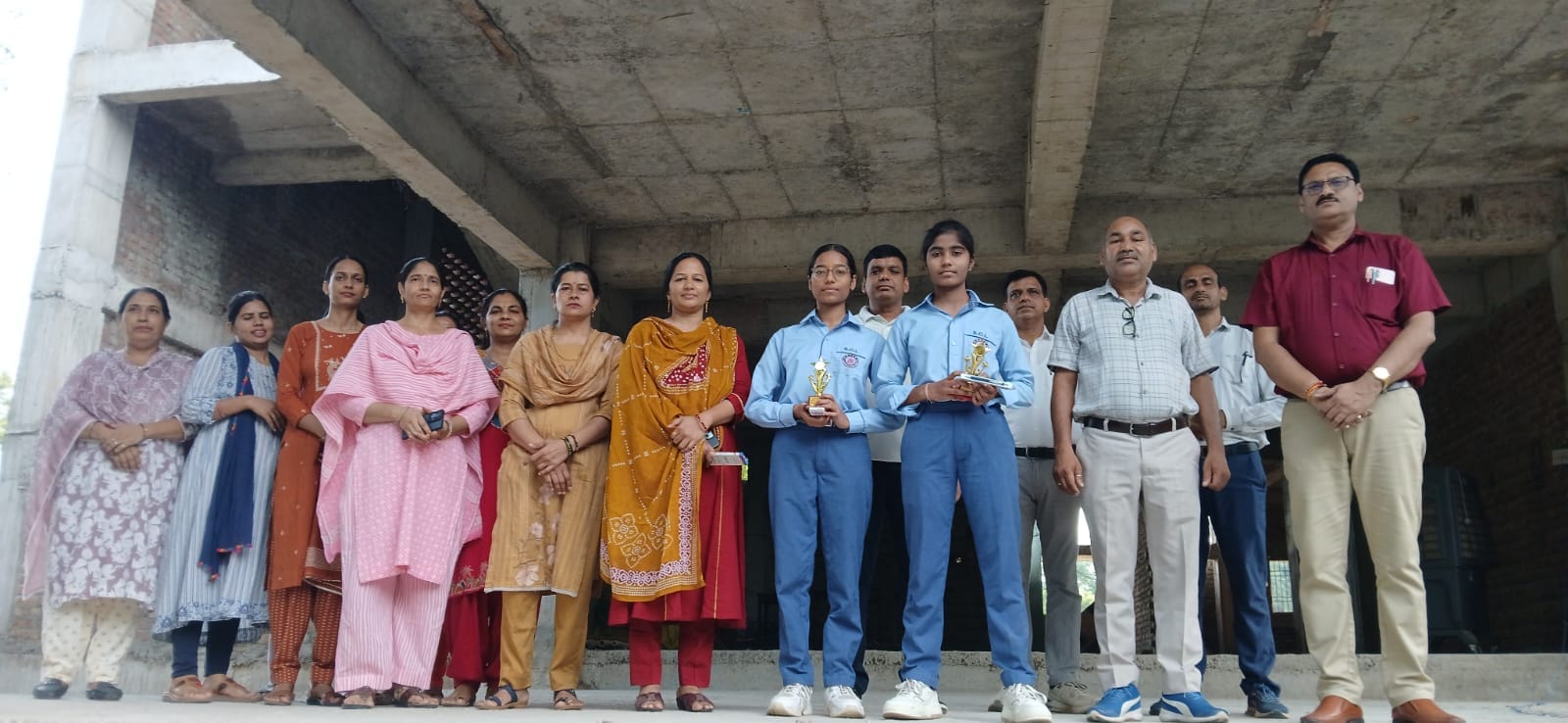 जिला स्तरीय प्रतियोगिता में प्रथम स्थान हासिल करने वाली छात्राओं को सम्मानित करते प्राचार्य विन
