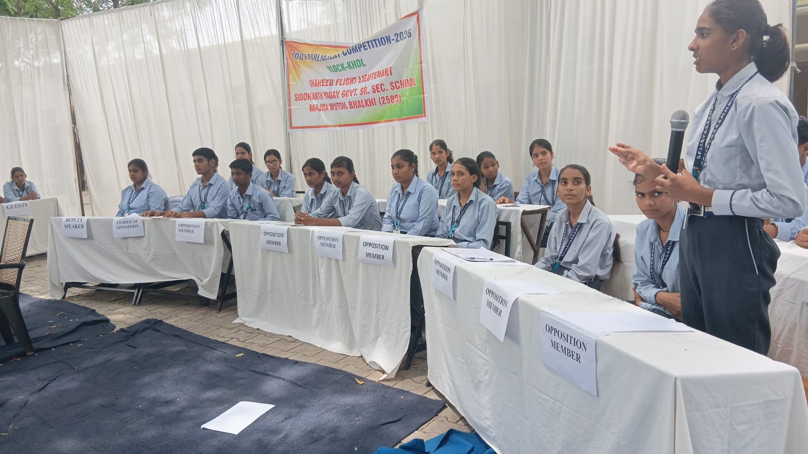 जिला स्तरीय युवा संसद प्रतियोगिता में भाग लेते विद्यार्थी। स्रोत : स्कूल