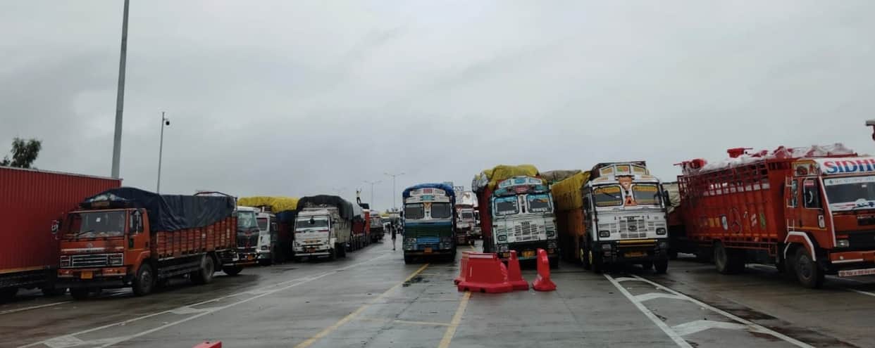 Heavy vehicles got relief as the crowd of Kanwariyas decreased, police made them leave.