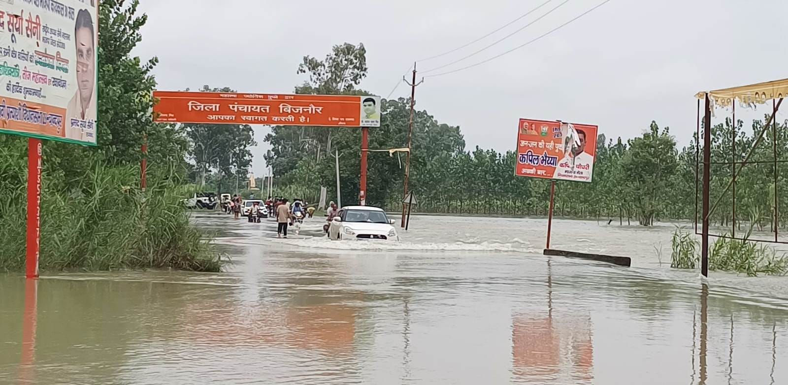 Water flowing on the Bahsuma-Thakurdwara State Highway