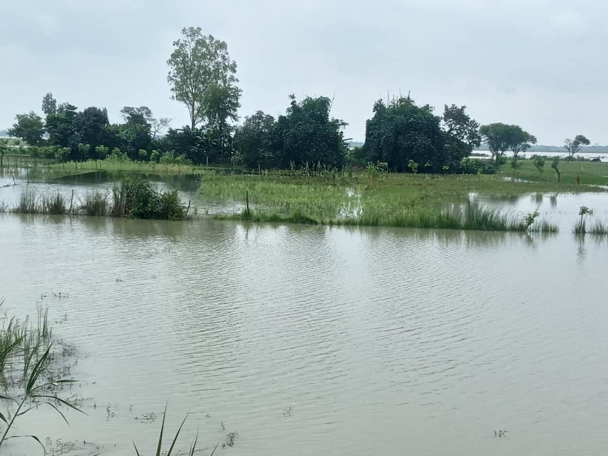 Water level of Ghaghara River rises; flood threat to riverside villages.