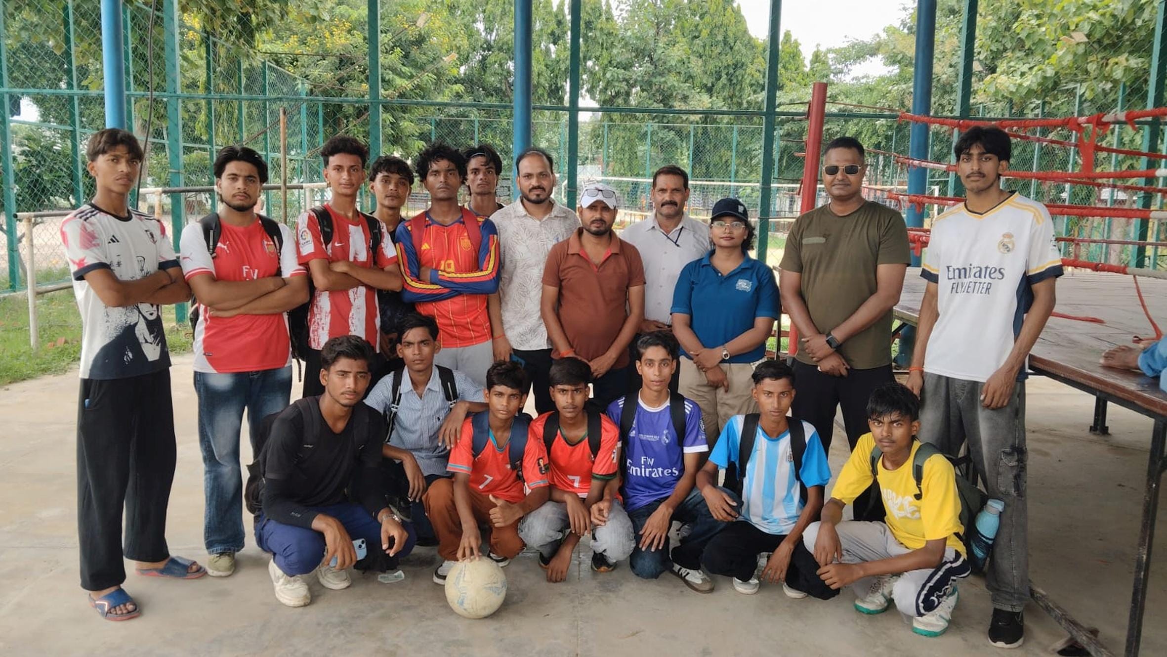 जनपदीय फुटबॉल प्रतियोगिता में चयनित खिलाड़ियों के साथ अतिथि।