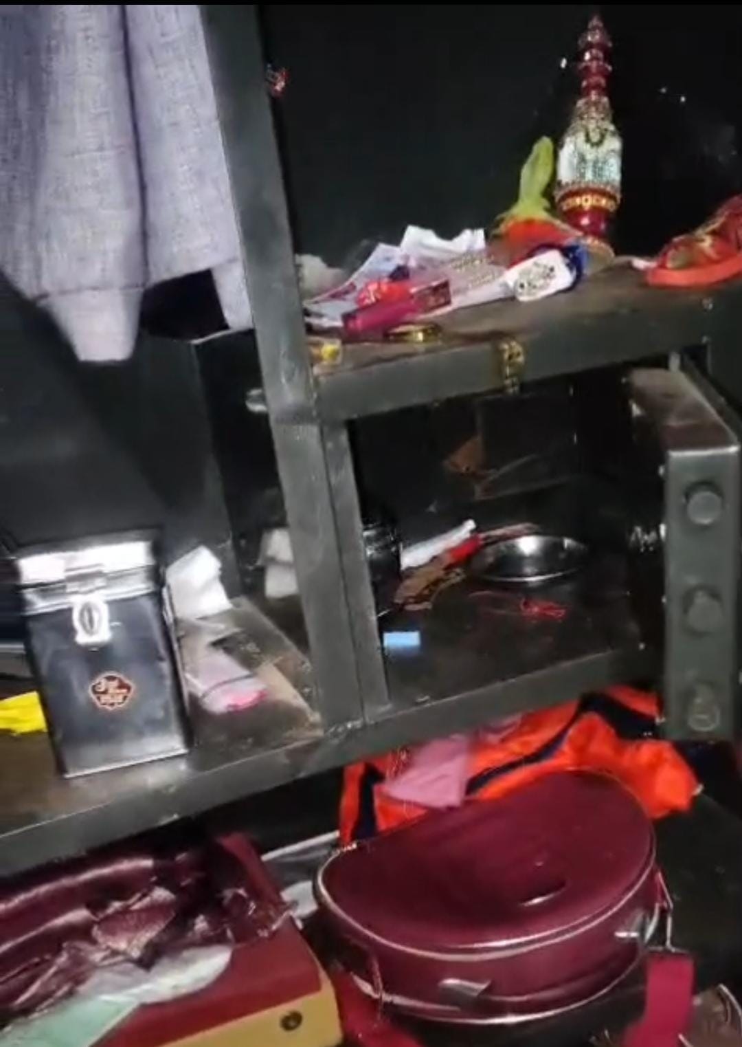 जैतपुर के नेवरी चांदपुर सिंधीपुर गांव में चोरी के बाद आलमारी का टूटा ताला व बिखरा सामान। संवाद