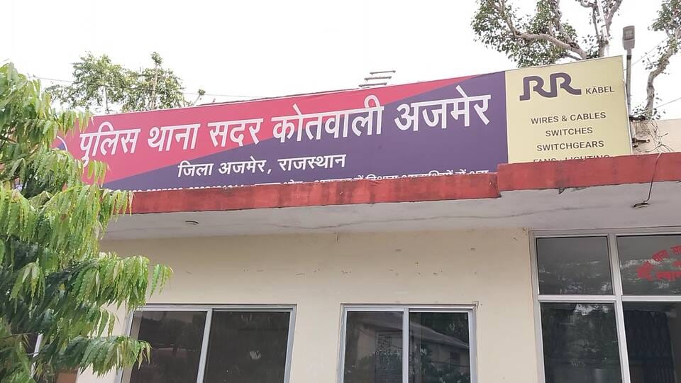 Servant absconds with ₹15 lakh in cash and 750 grams of gold from a jewellery showroom.