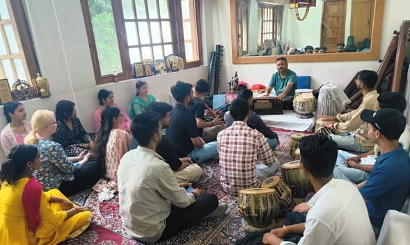 कुल्लू में सुत्रधार कला संगम में मल्हार उत्सव की तैयारी में जुटे प्रशिक्षू।-संवाद
