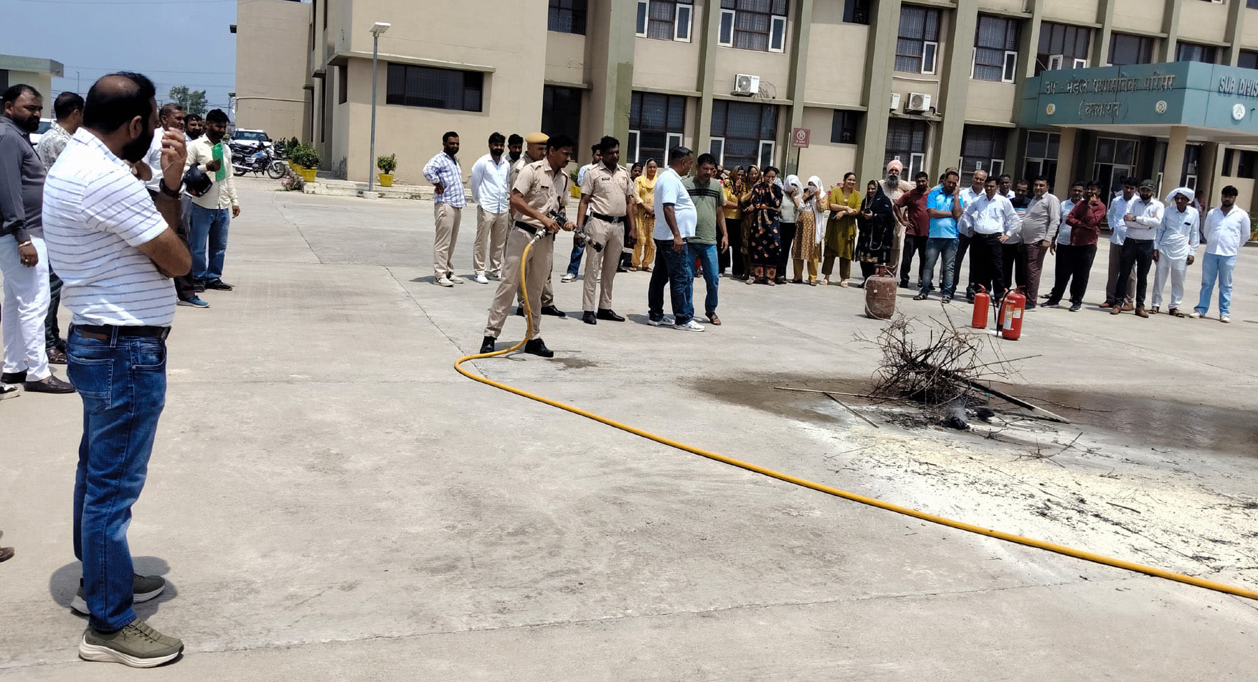कलायत में फायर फाइटिंग मॉक ड्रिल के चित्र। संवाद