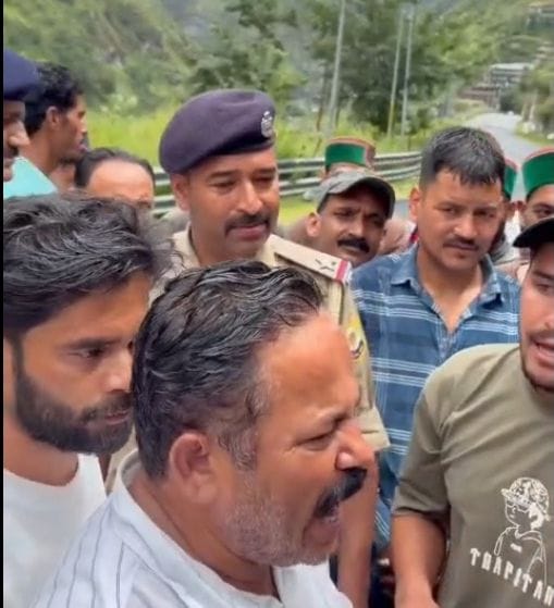 किन्नौर जिले के पानवी में शव मिलने के बाद रोष जताते 15/20 क्षेत्र के ग्रामीण। स्रोत : जागरूक पा